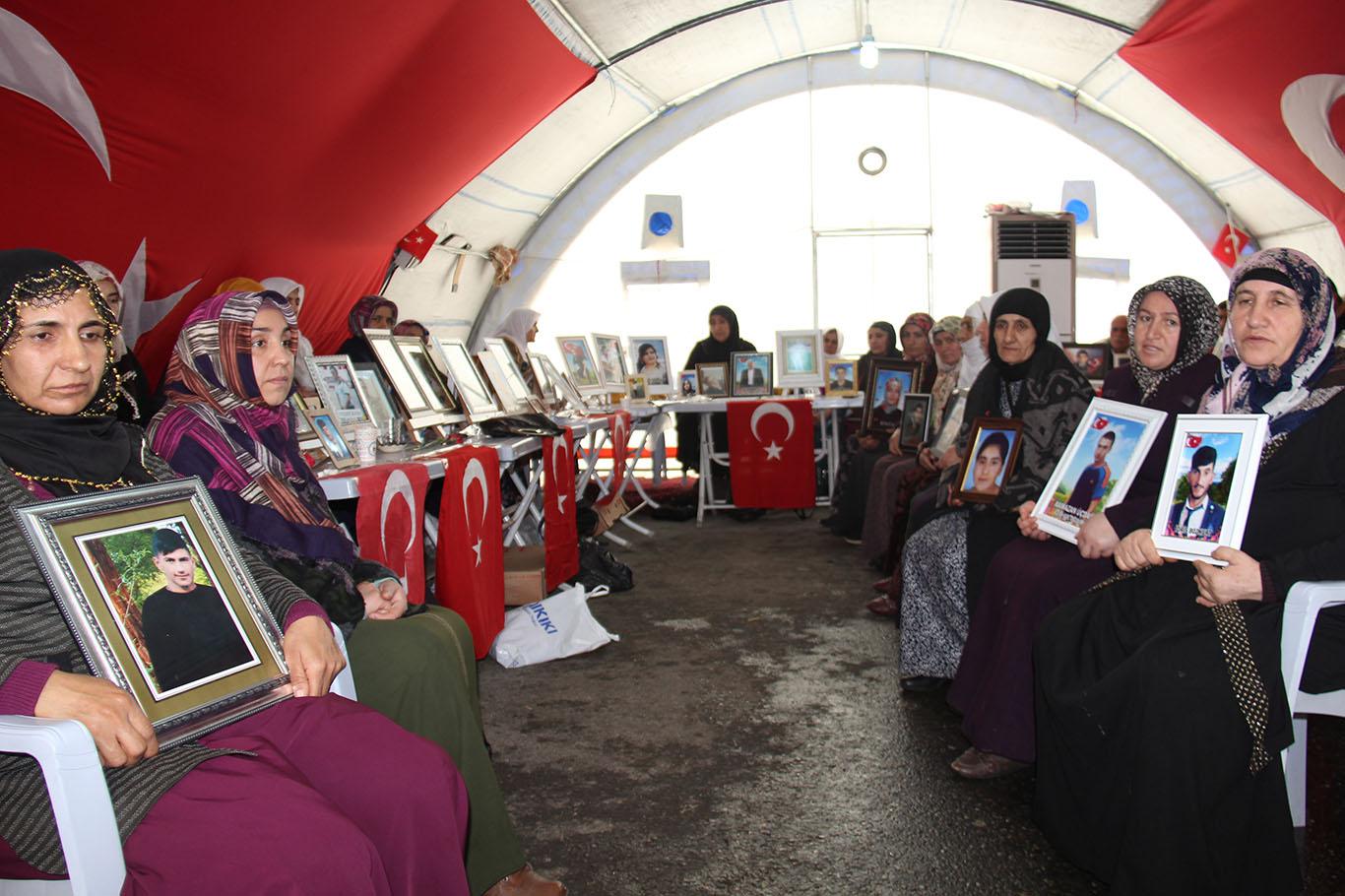 Evlat nöbetine katılan aileler 